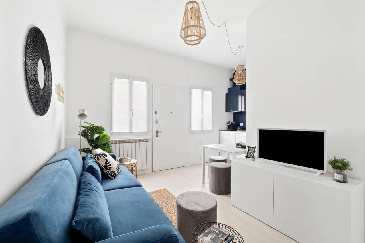 Golden Navy Design In Porta Venezia Appartement Milaan